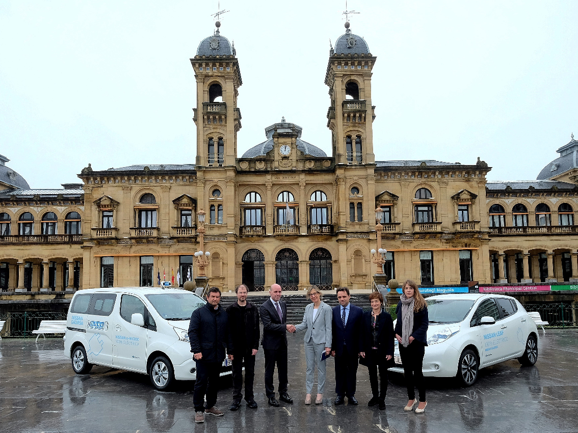 Nissan cede un Nissan LEAF y una furgoneta Nissan e-NV200 Evalia a dos asociaciones de taxistas en San Sebastián