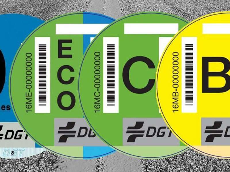 ¿Es obligatorio llevar la etiqueta de la DGT en el coche?