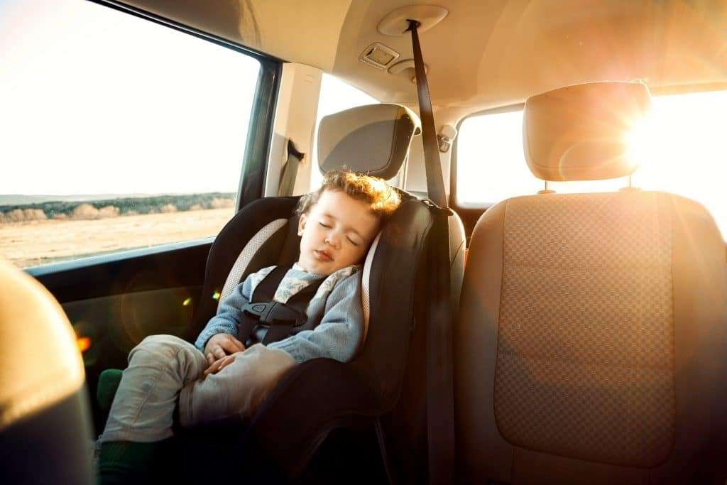 ¿Dónde pueden ir sentados los niños en el coche?