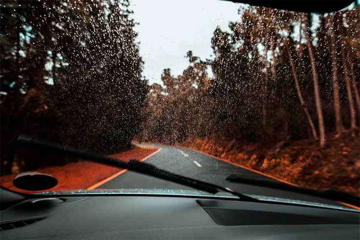 ¿Cómo afecta la temperatura a la integridad del parabrisas del coche?