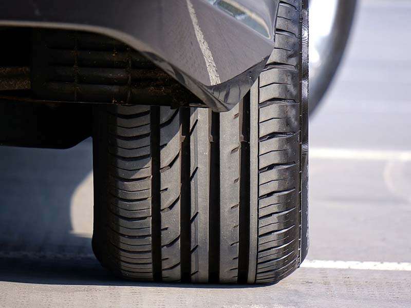 Conducir con un neumático de mala calidad en mojado puede alargar hasta 18 metros la frenada si circulas a 80 km/h