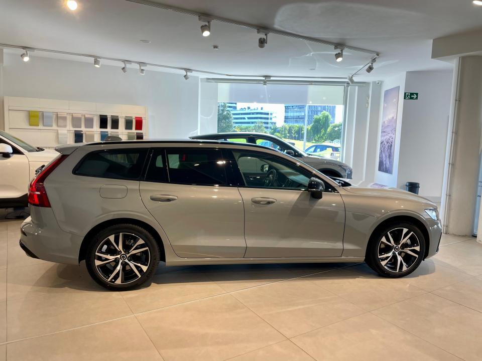 Volvo V60 2.0 B4 P PLUS DARK AUTO 197 5P