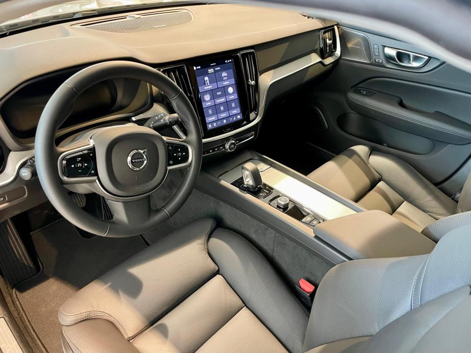 Volvo V60 2.0 B4 P PLUS DARK AUTO 197 5P