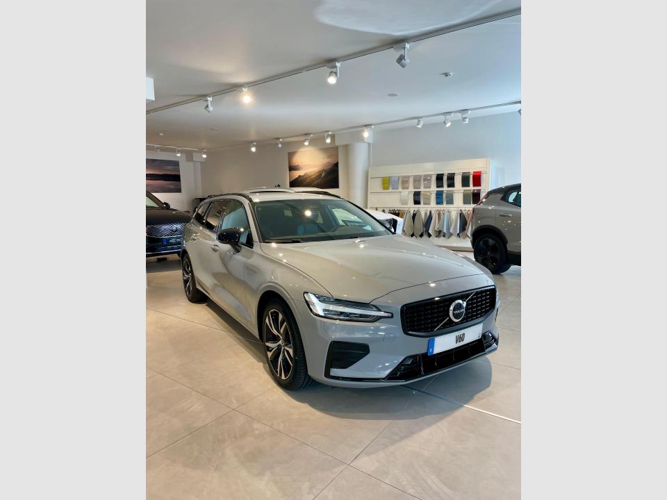 Volvo V60 2.0 B4 P PLUS DARK AUTO 197 5P