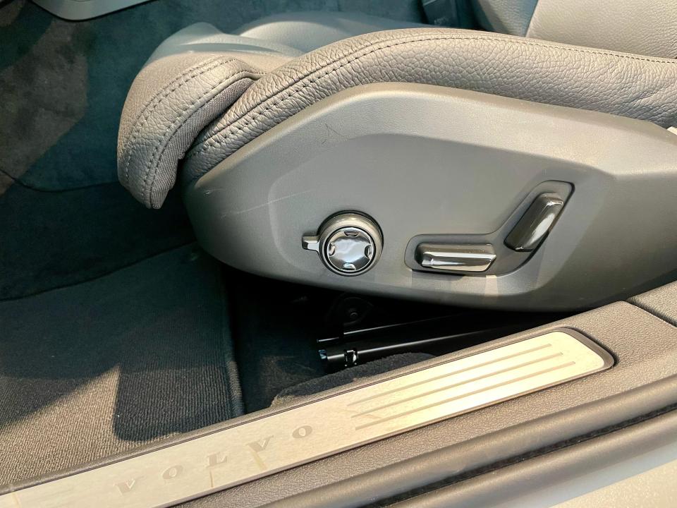 Volvo V60 2.0 B4 P PLUS DARK AUTO 197 5P