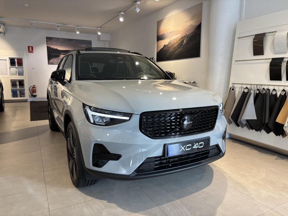 Volvo XC40 2.0 B4 MHEV BLACK EDITION PLUS DCT 197 5P