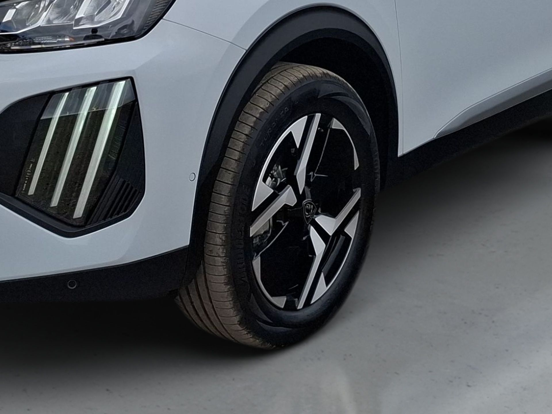 Peugeot 2008 1.2 Hybrid 145 cv Allure e-DCS6 — photo 2