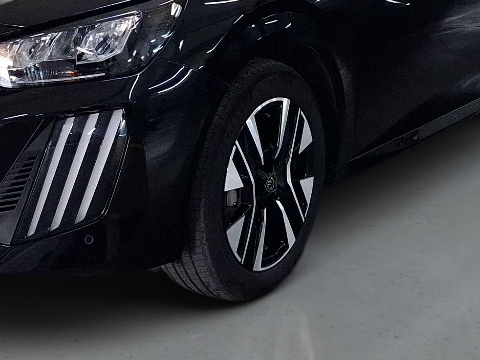 Peugeot 208 Hybrid 100 e-DCS6 Allure — photo 4