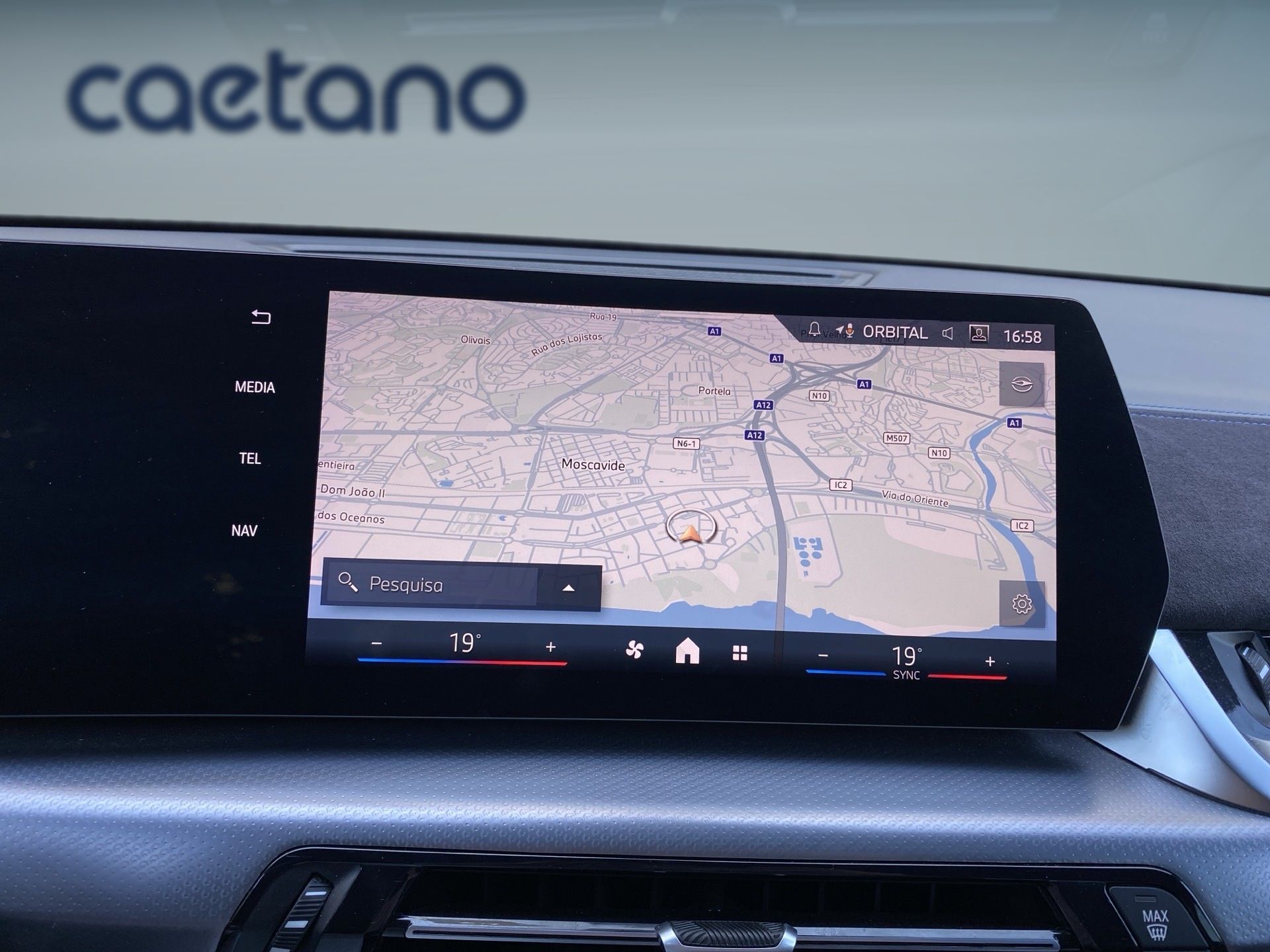 BMW X2 sDrive18d — photo 2