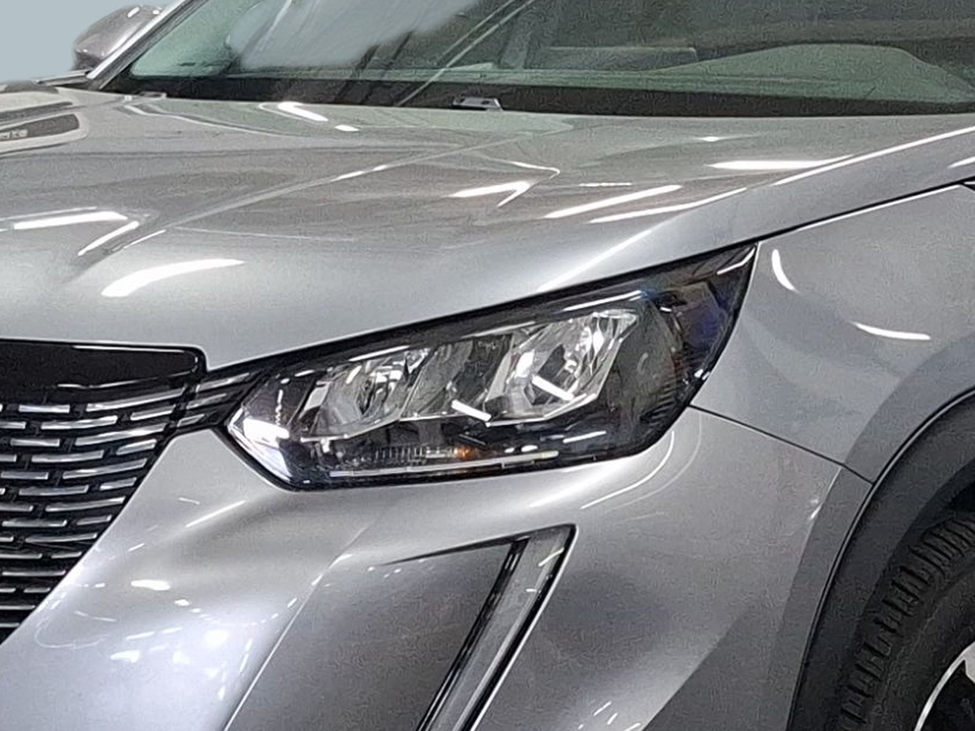 Peugeot 2008 1.2 PureTech 100cv Allure — photo 4