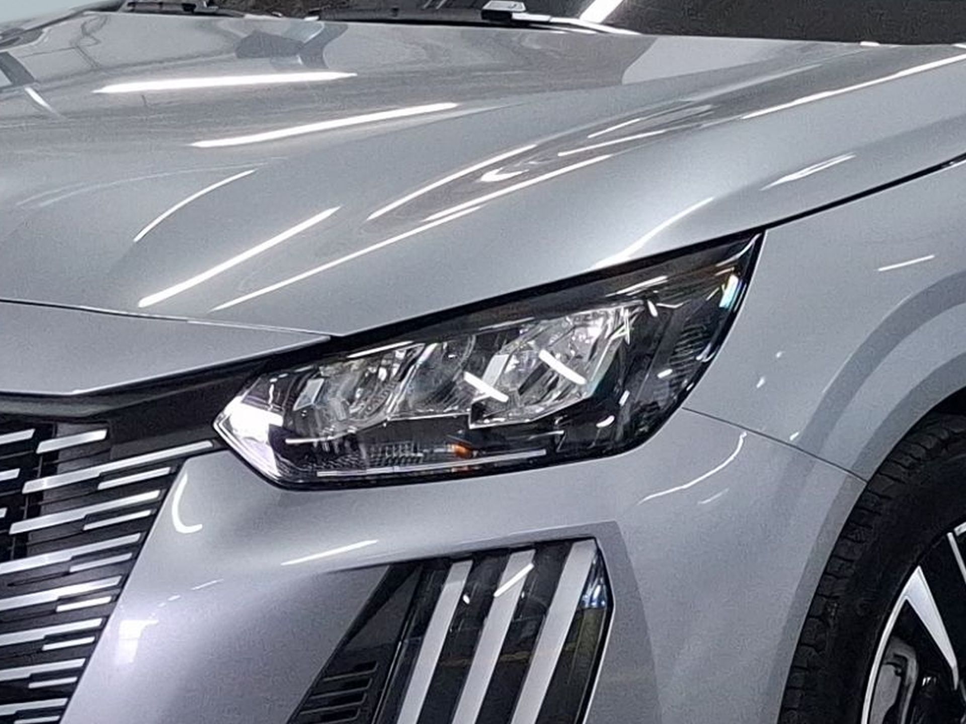 Peugeot 208 Allure Hybrid 110 cv e-DCS6 — photo 4