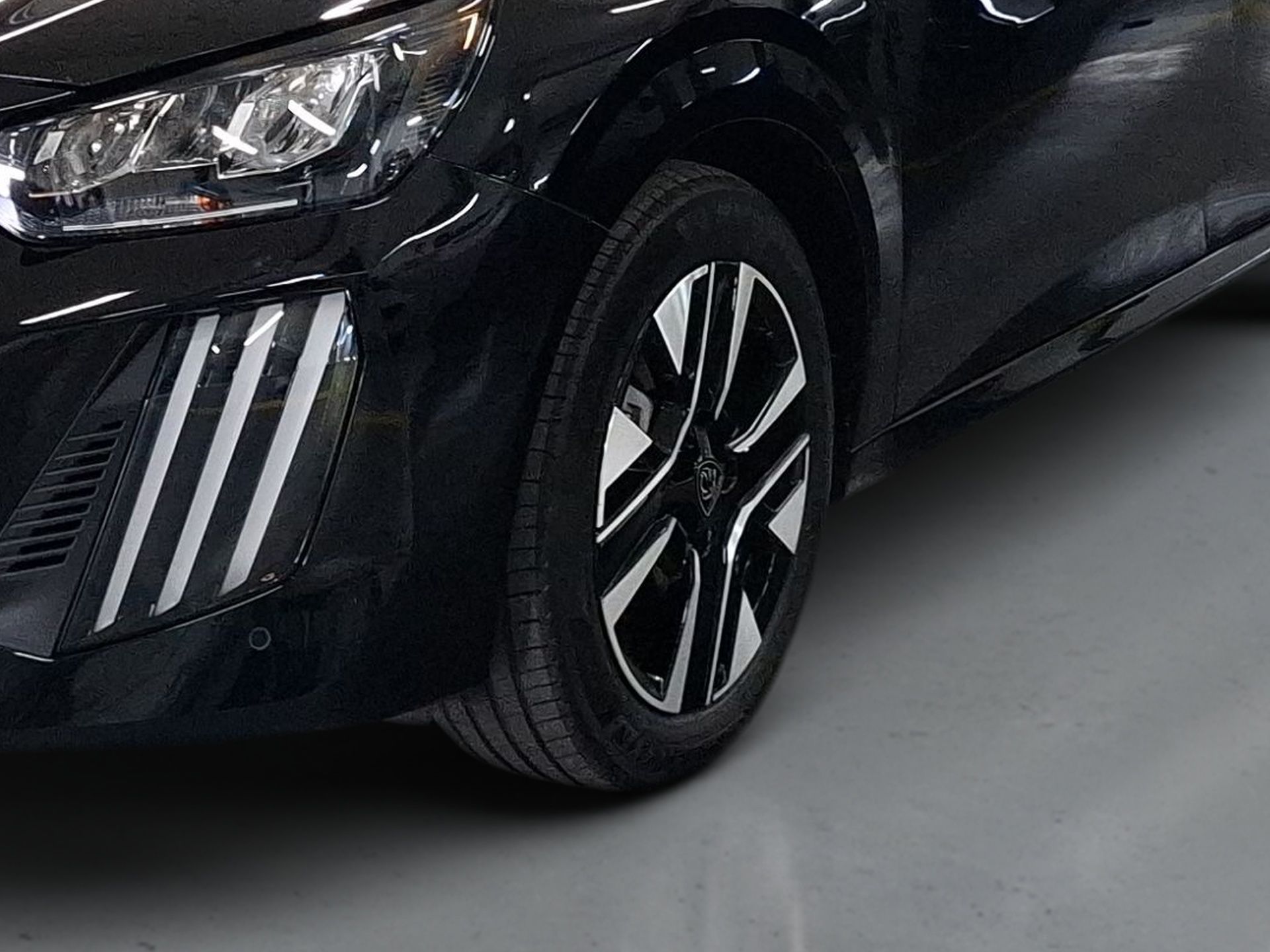 Peugeot 208 Allure Hybrid 110 cv e-DCS6 — photo 4