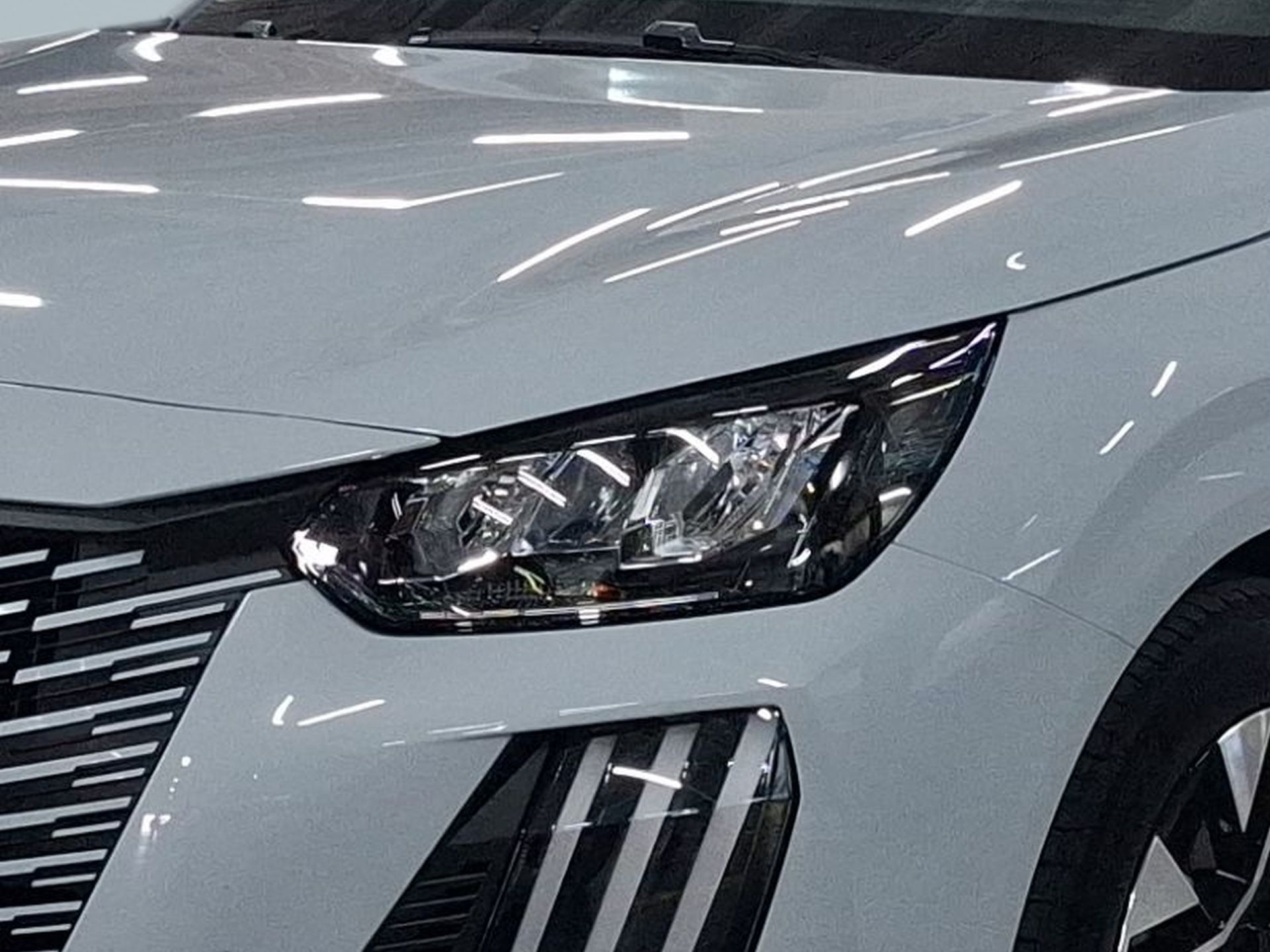 Peugeot 208 Allure Hybrid 110 cv e-DCS6 — photo 2