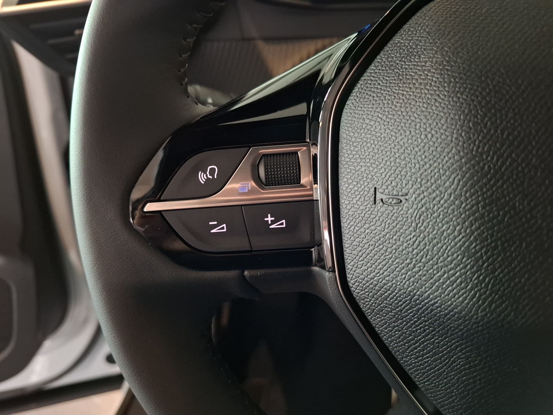 Peugeot E-2008 156 cv - Bateria 54 kWh Allure — photo 3
