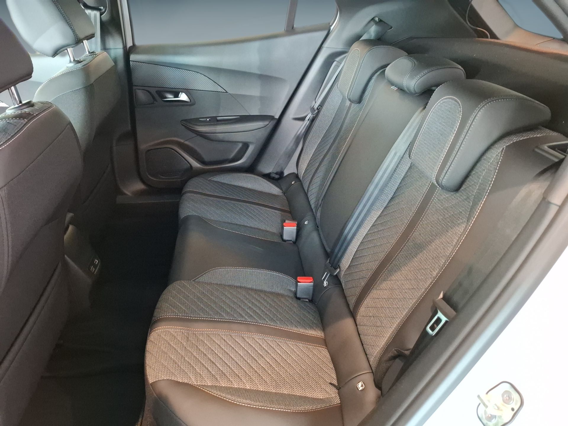 Peugeot E-2008 156 cv - Bateria 54 kWh Allure — photo 4
