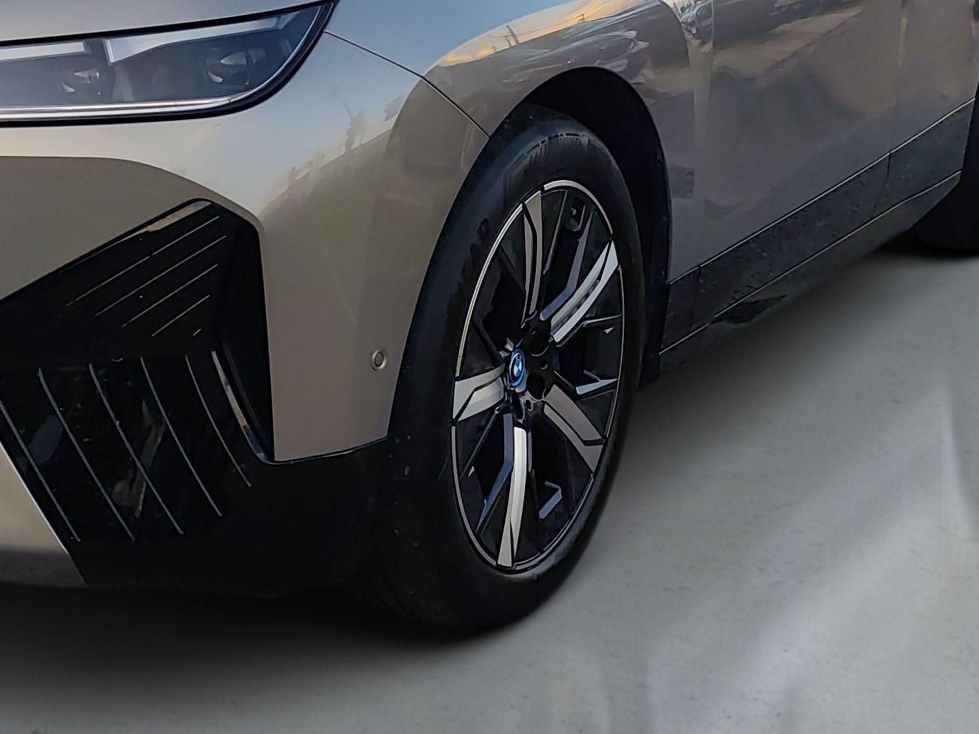 BMW iX xDrive40 — photo 2