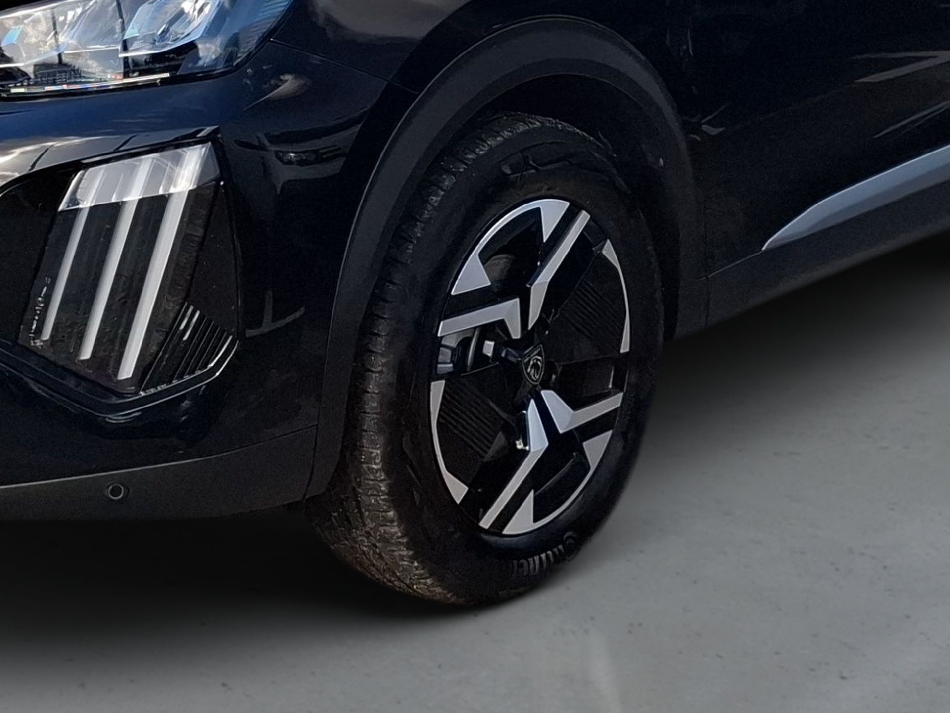 Peugeot 2008 1.2 Hybrid 145 Allure e-DCS6 — photo 3