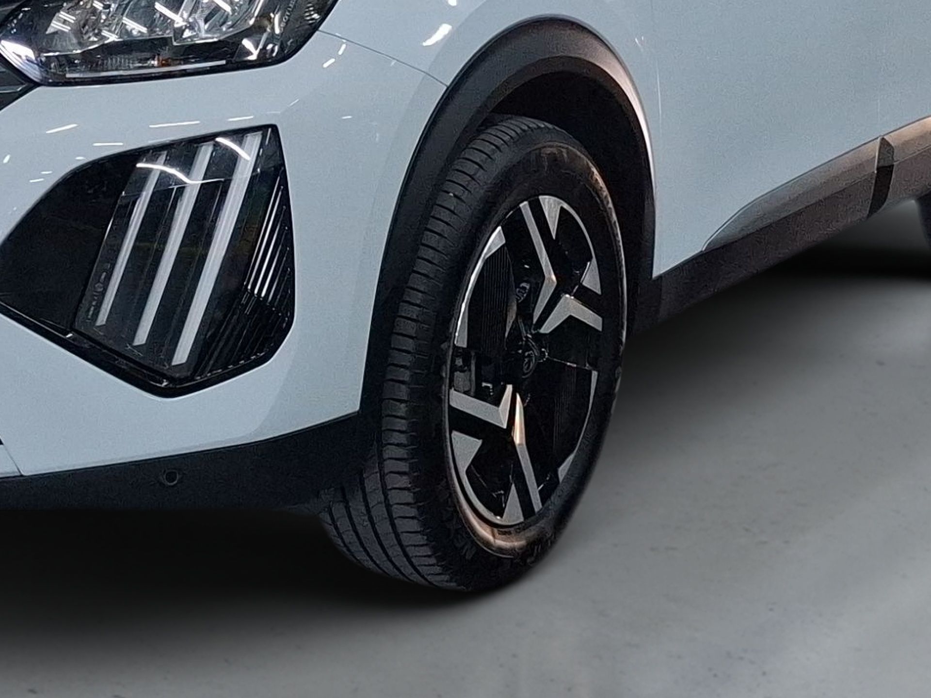 Peugeot 2008 1.2 Hybrid 136 Allure e-DCS6 — photo 4