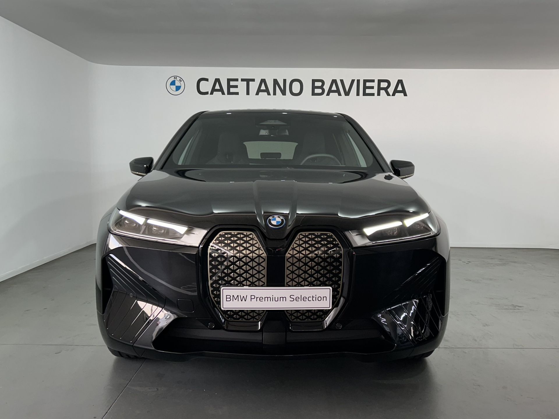 BMW iX xDrive40 — photo 2