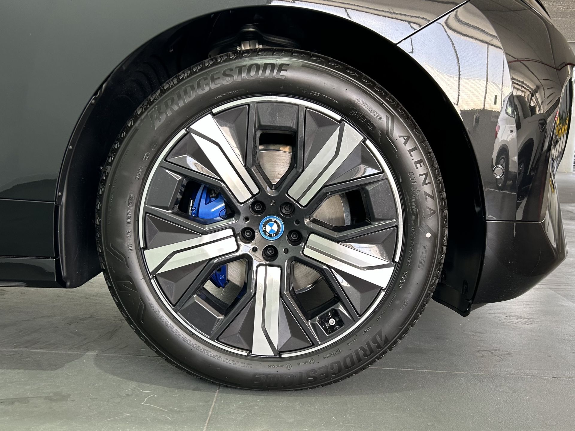 BMW iX xDrive40 — photo 4