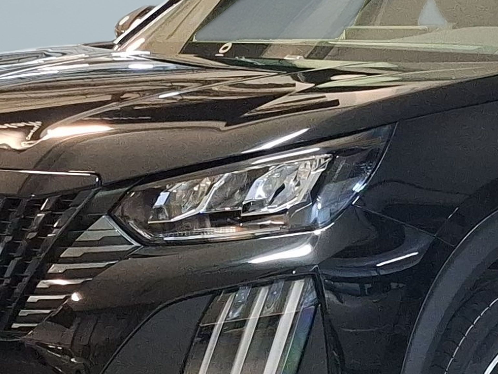 Peugeot 2008 Allure 156cv (115 kW) - Bateria 54 kWh — photo 4