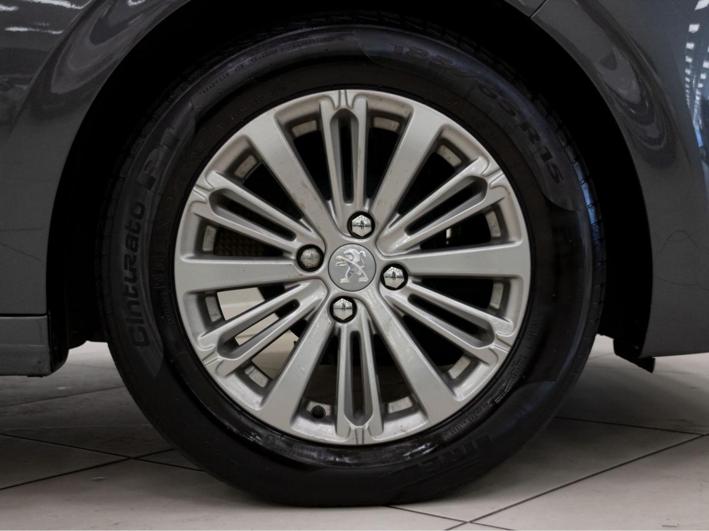 Peugeot 208 5P STYLE 1.2L PureTech 60KW (82CV)
