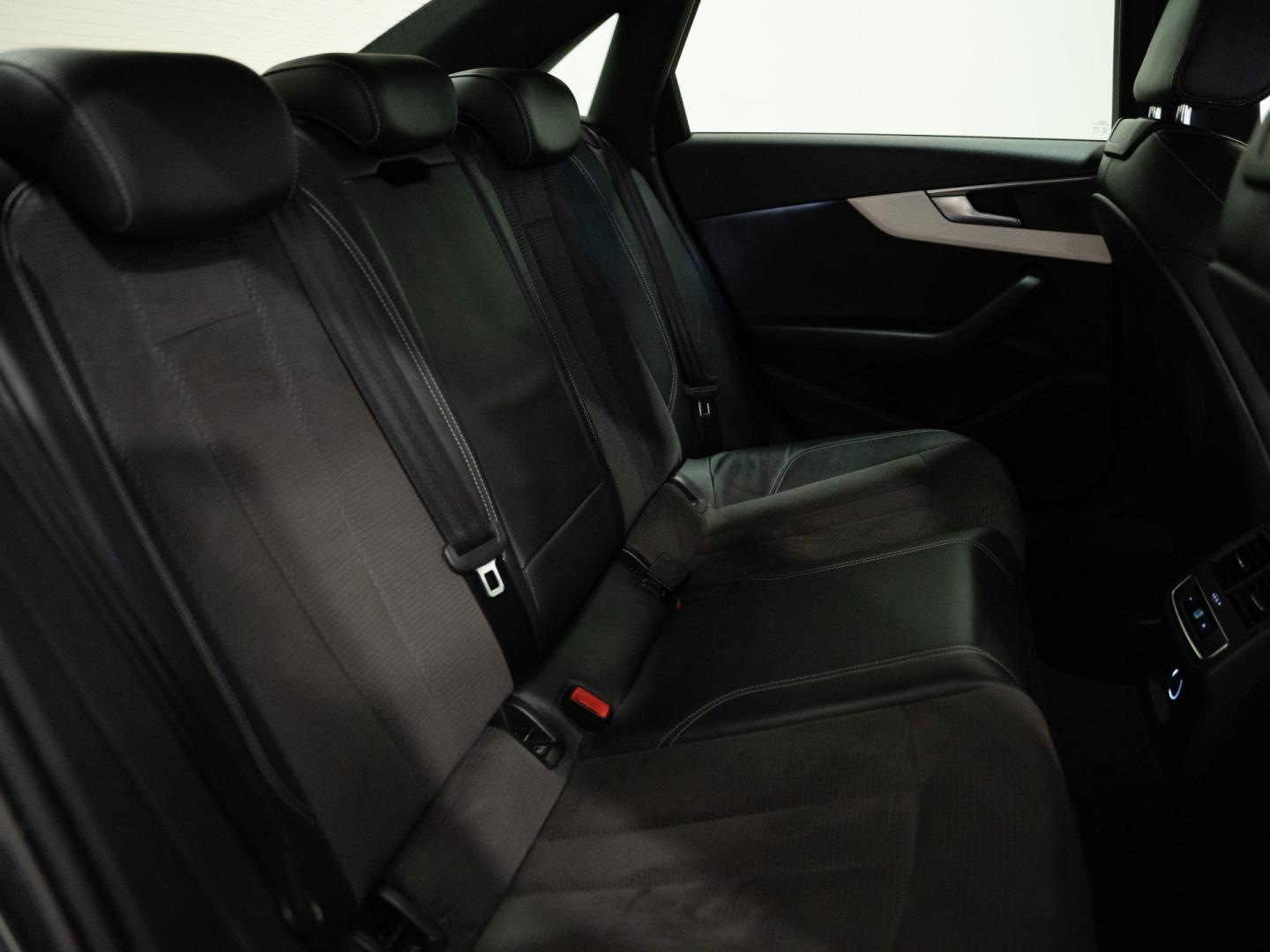 Audi A4 2.0 TDI quattro S tronic S line edition