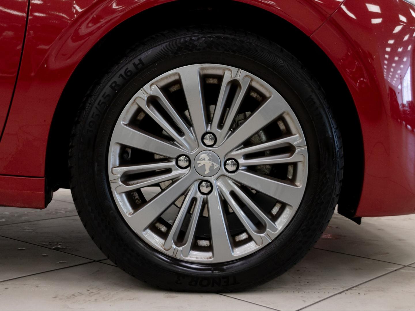 Peugeot 208 5P STYLE 1.2L PureTech 60KW (82CV)