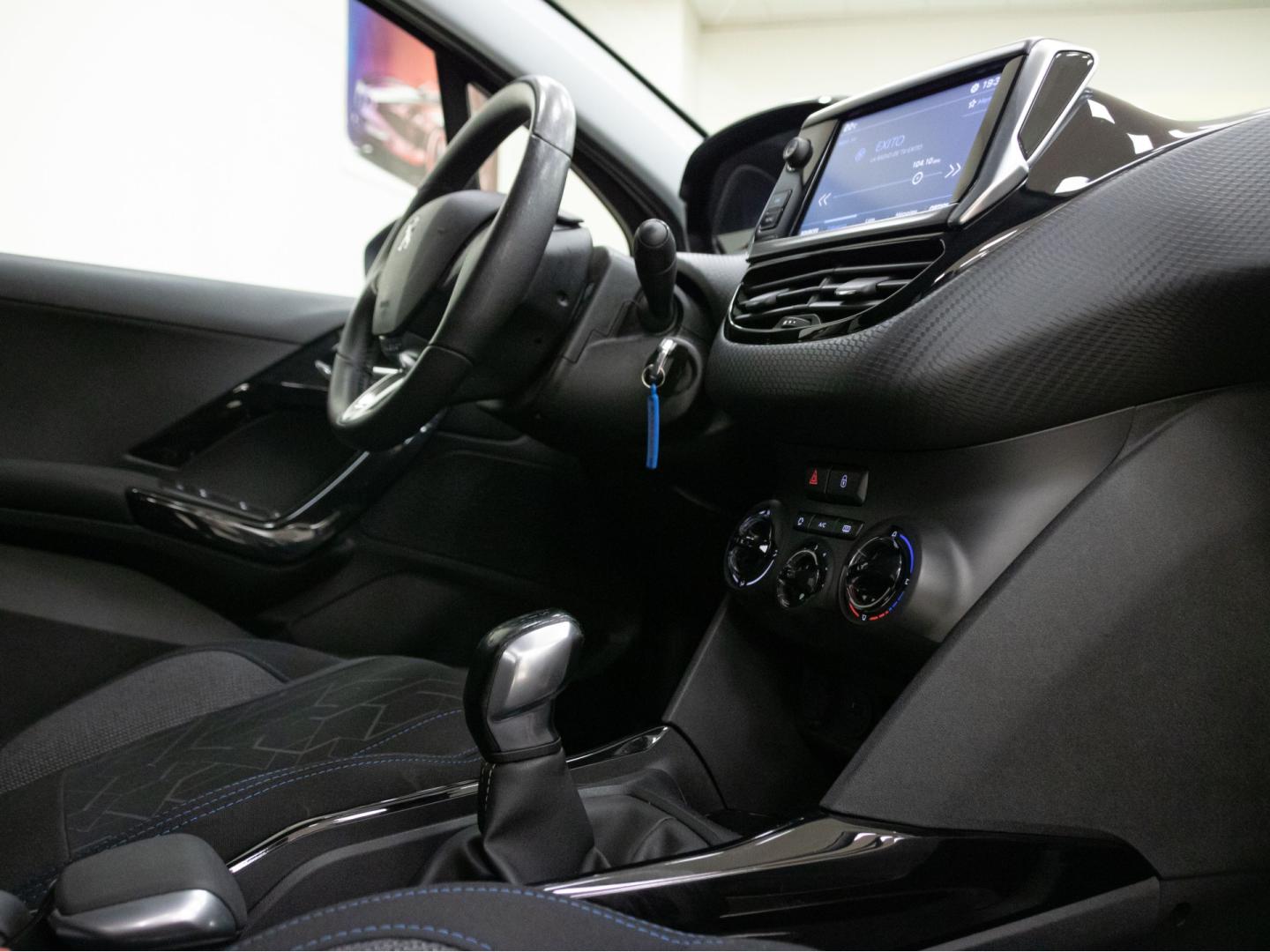 Peugeot 2008 Signature PureTech 110 S&S 6 Vel. MAN
