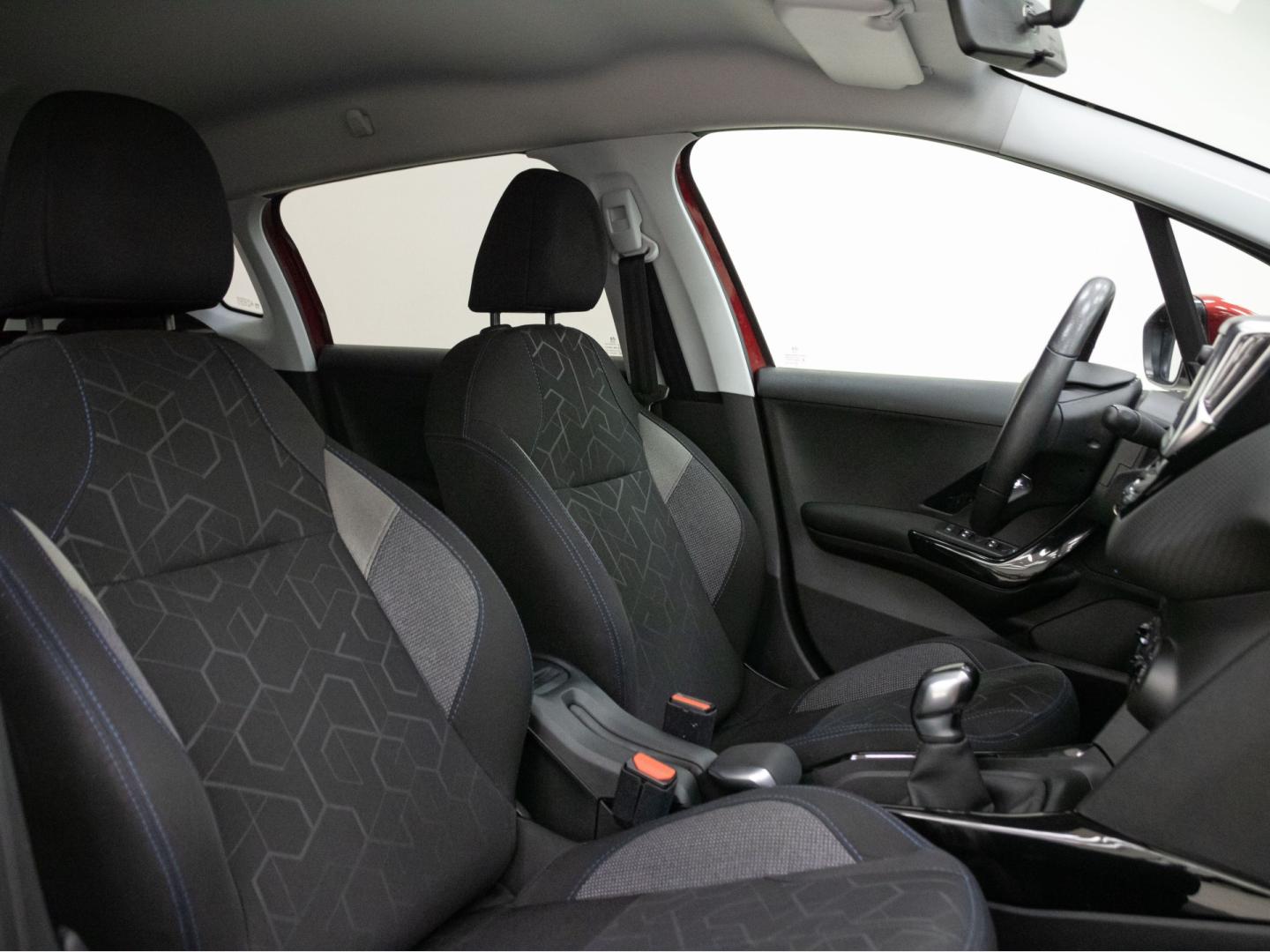 Peugeot 2008 Signature PureTech 110 S&S 6 Vel. MAN