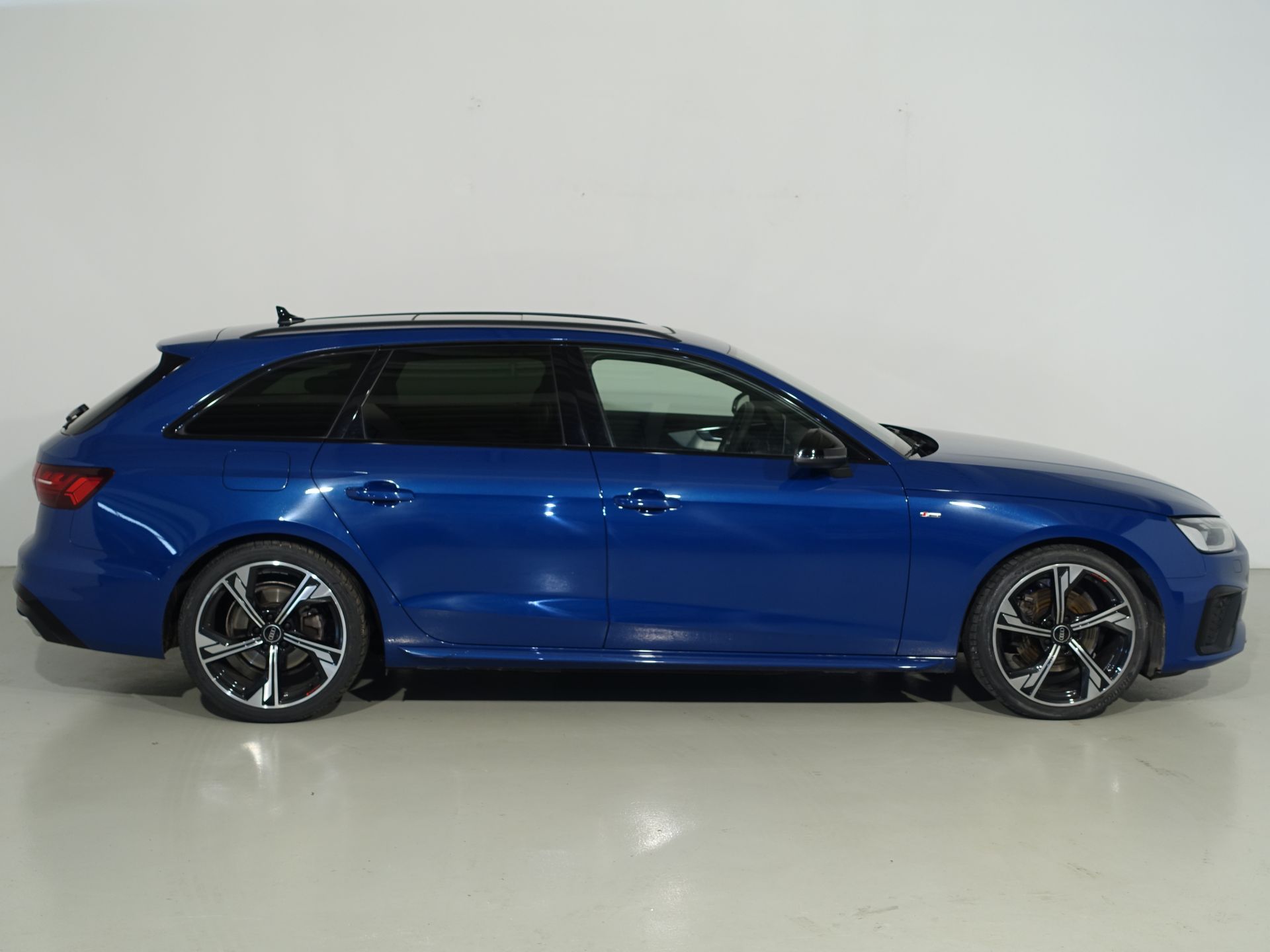 Audi A4 Avant Black limited 35 TDI 120kW S tron