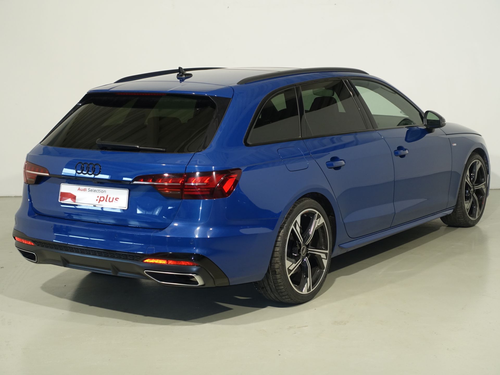 Audi A4 Avant Black limited 35 TDI 120kW S tron