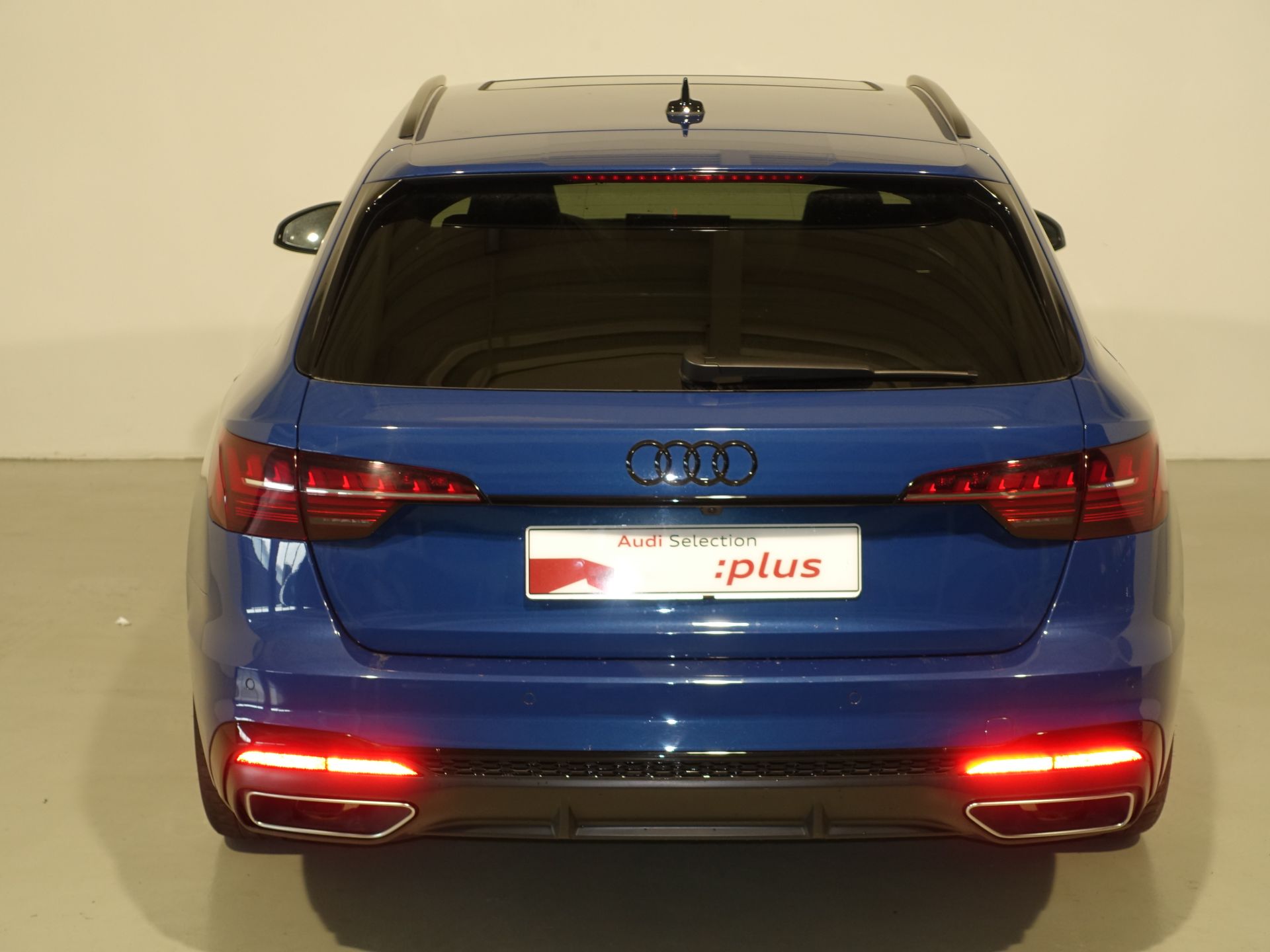 Audi A4 Avant Black limited 35 TDI 120kW S tron