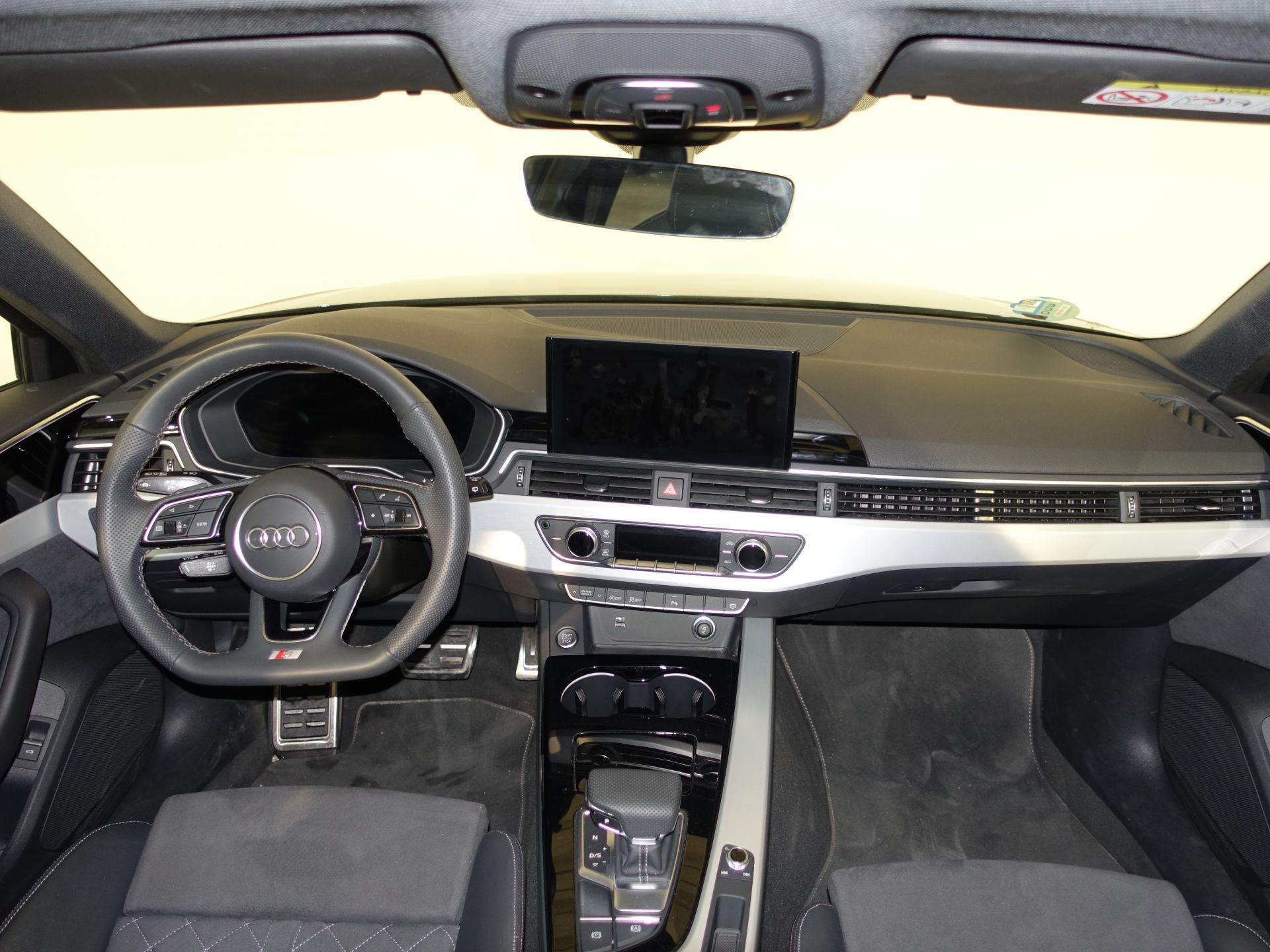 Audi A4 Avant Black limited 35 TDI 120kW S tron