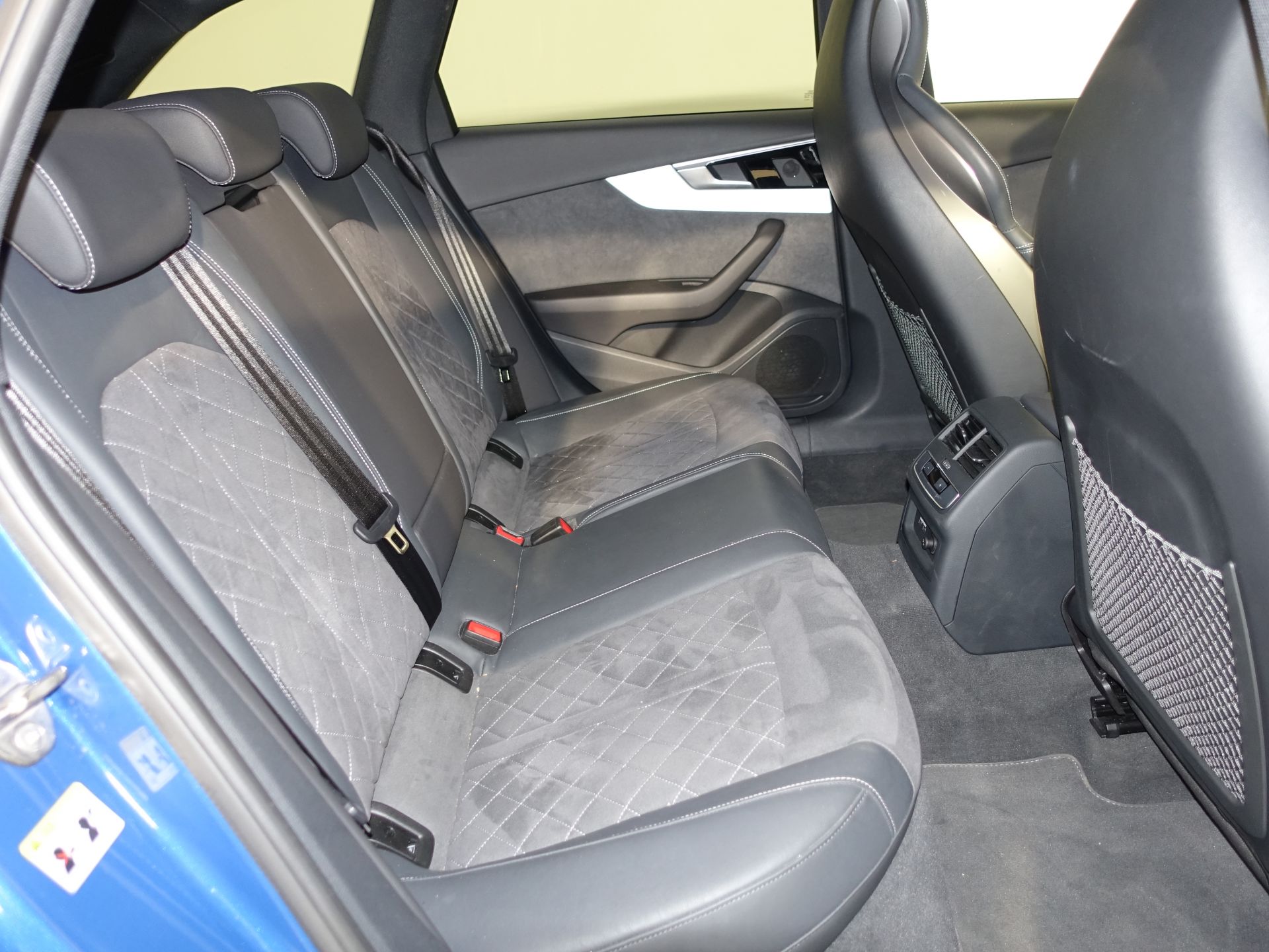 Audi A4 Avant Black limited 35 TDI 120kW S tron