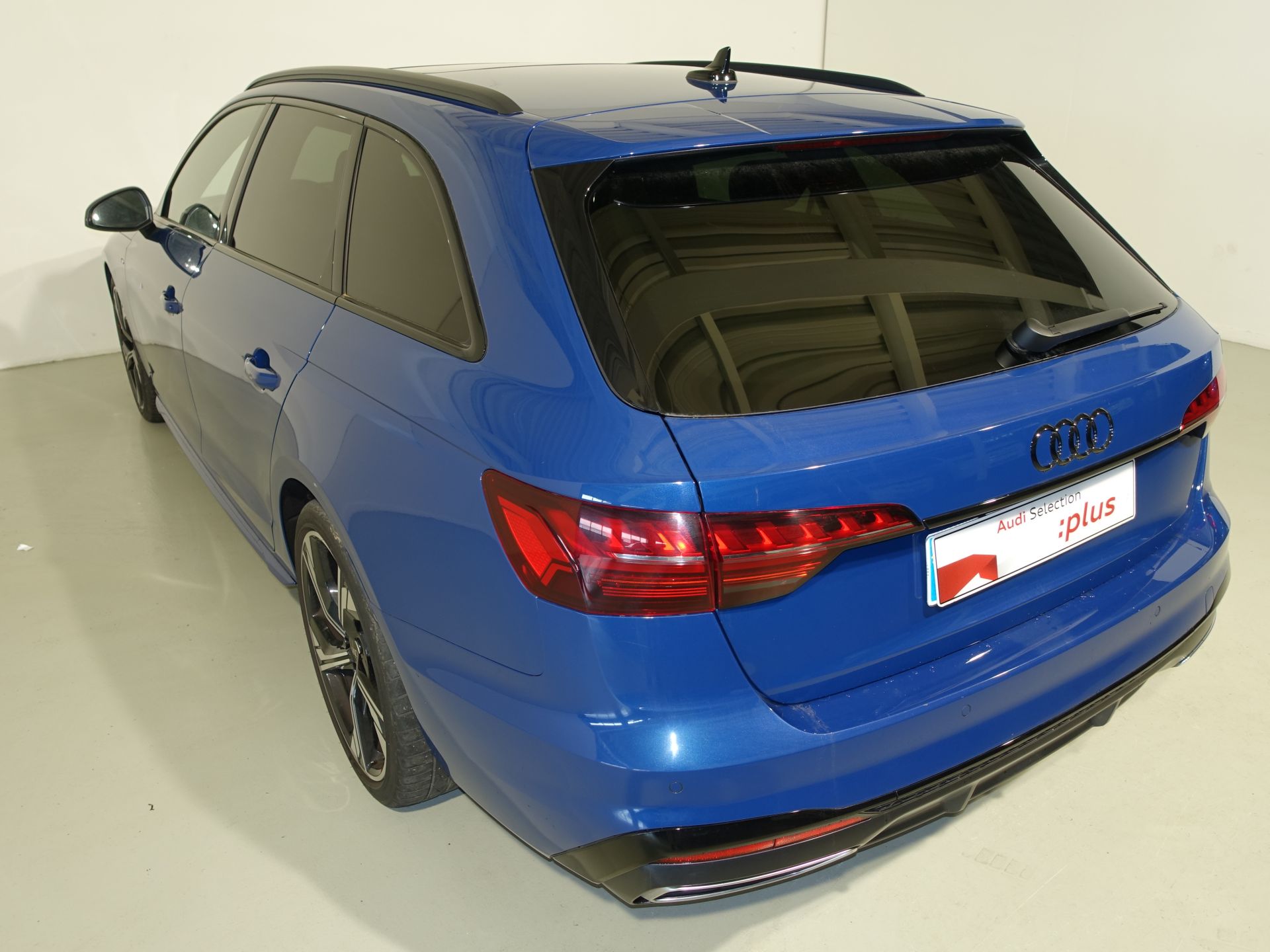 Audi A4 Avant Black limited 35 TDI 120kW S tron