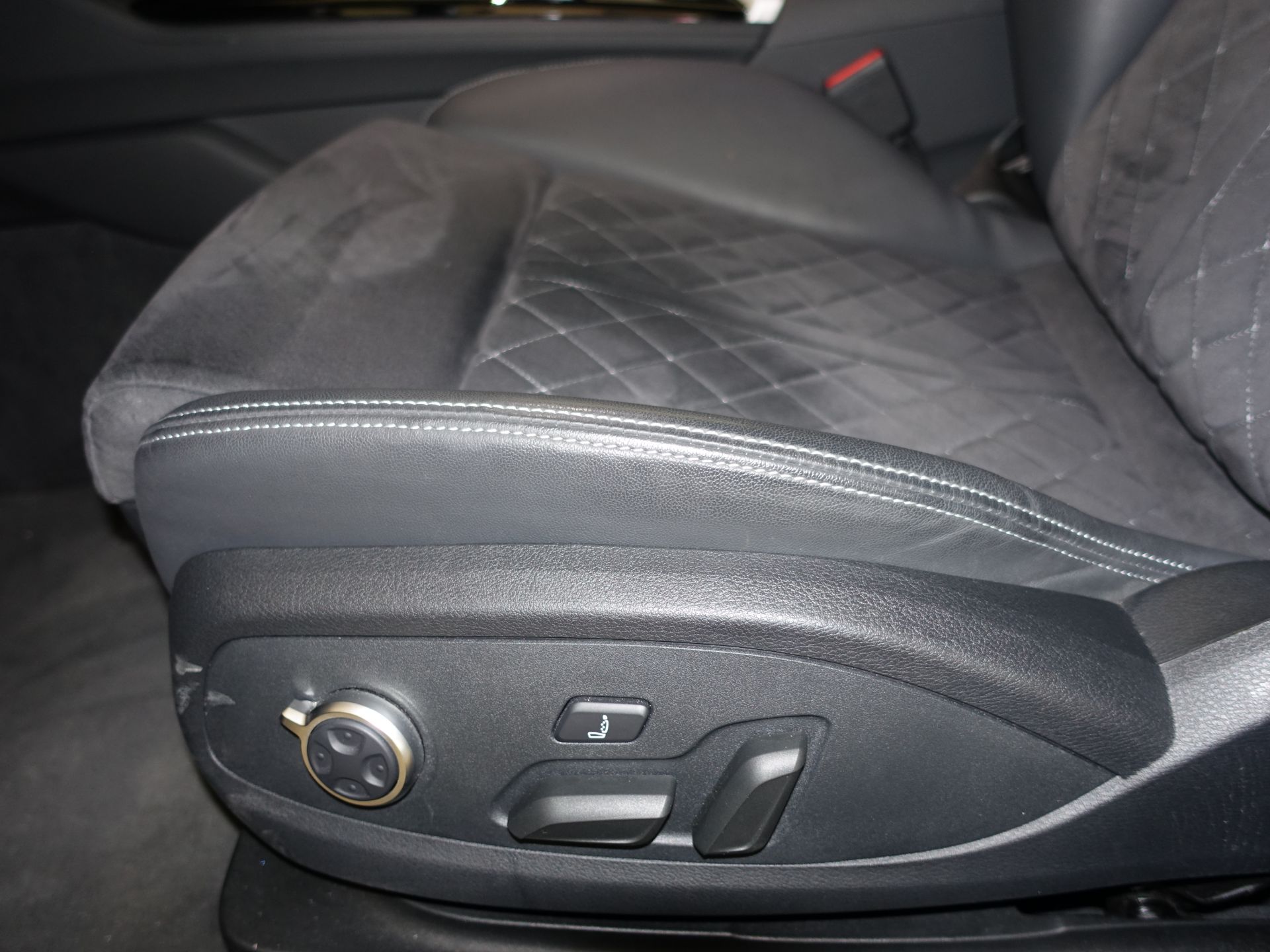 Audi A4 Avant Black limited 35 TDI 120kW S tron