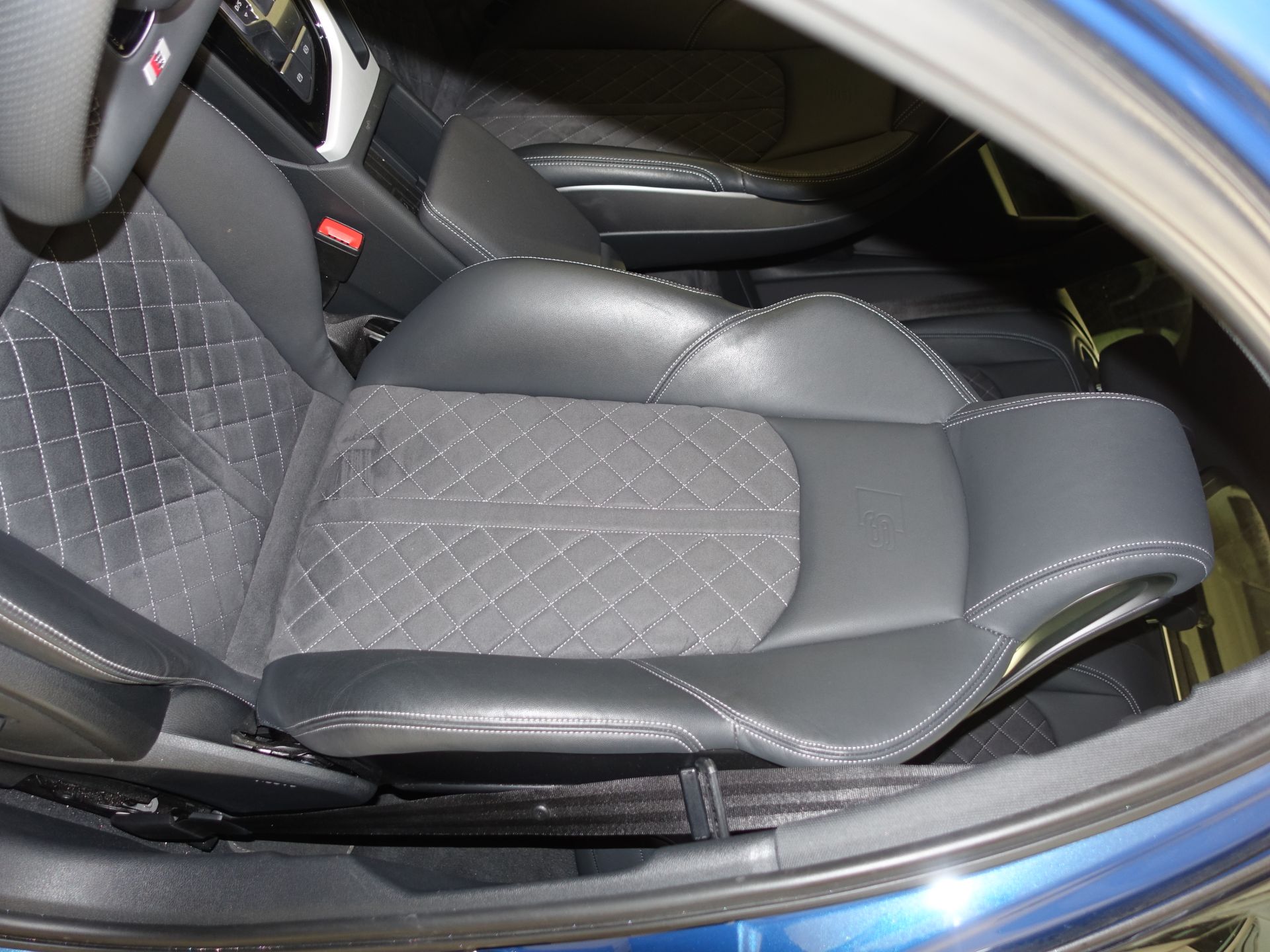 Audi A4 Avant Black limited 35 TDI 120kW S tron