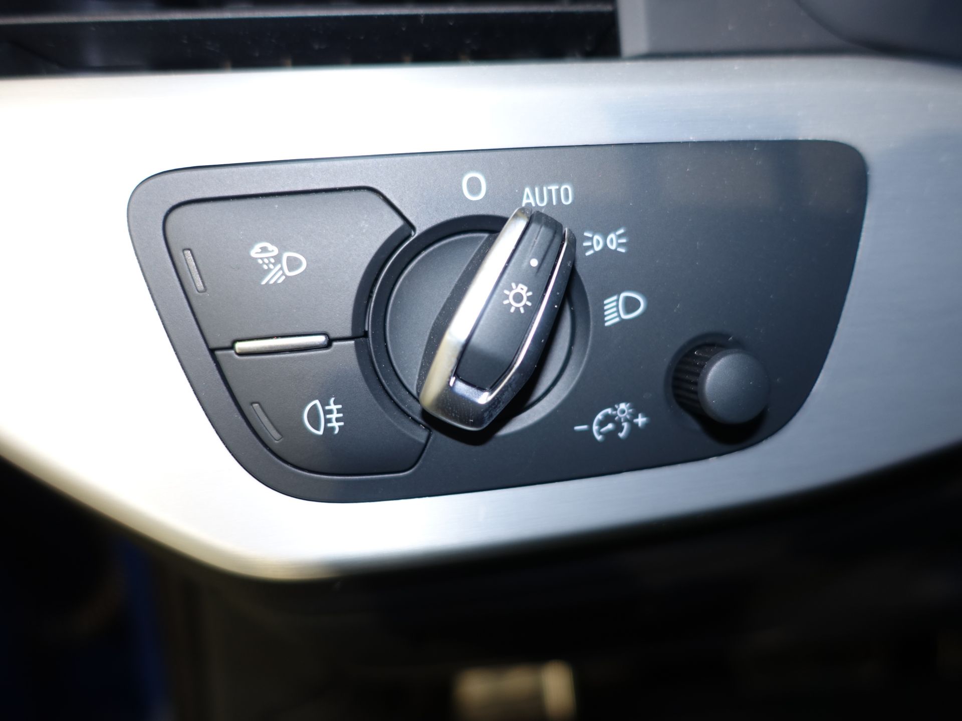 Audi A4 Avant Black limited 35 TDI 120kW S tron