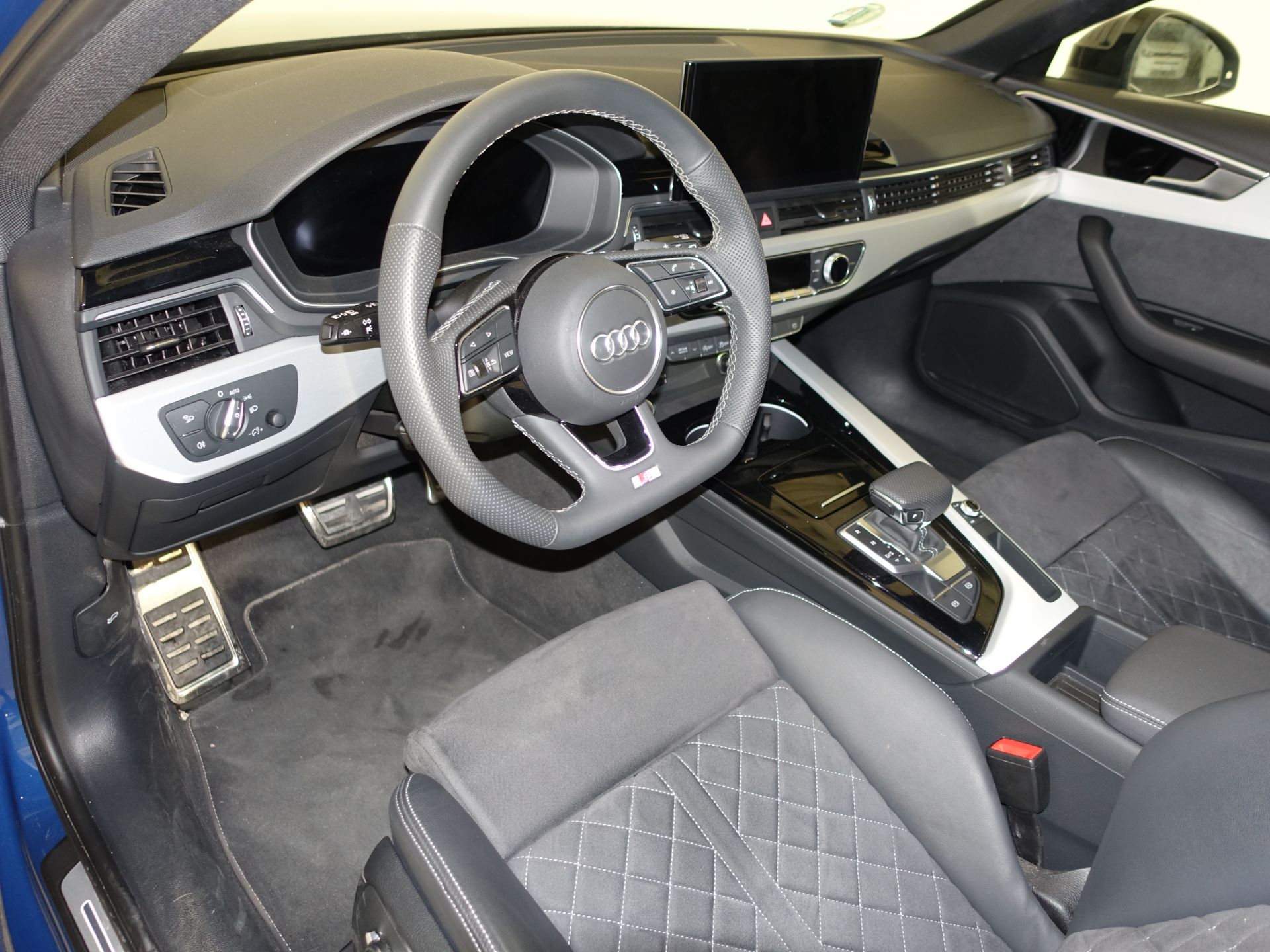 Audi A4 Avant Black limited 35 TDI 120kW S tron