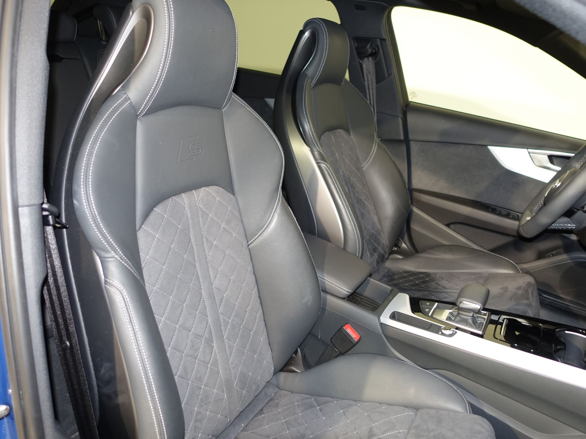 Audi A4 Avant Black limited 35 TDI 120kW S tron