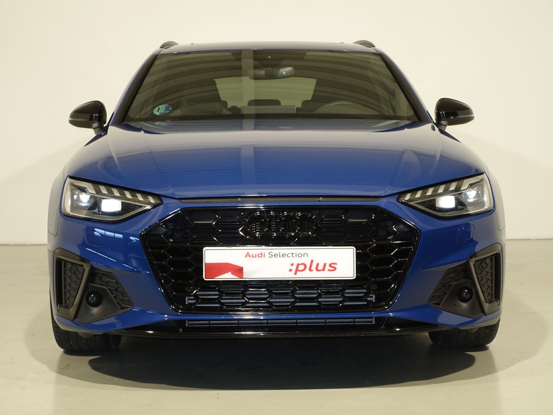 Audi A4 Avant Black limited 35 TDI 120kW S tron