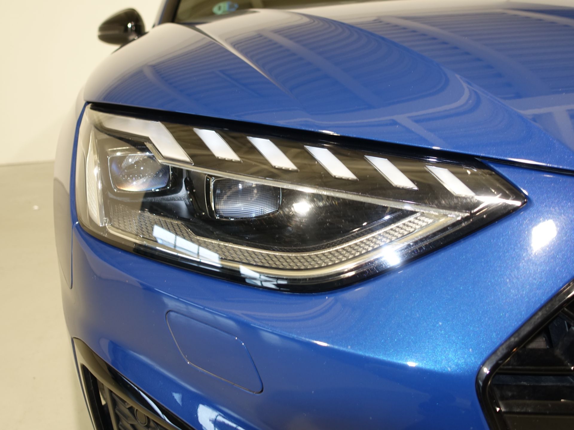 Audi A4 Avant Black limited 35 TDI 120kW S tron