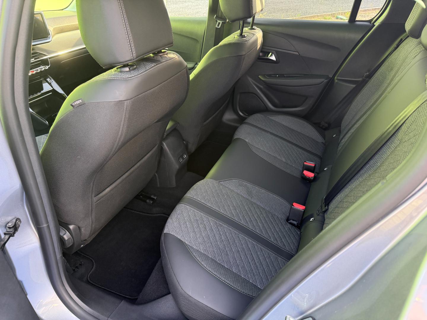 Peugeot 208 1.2 Hybrid 100 Allure 5p e-DCS6