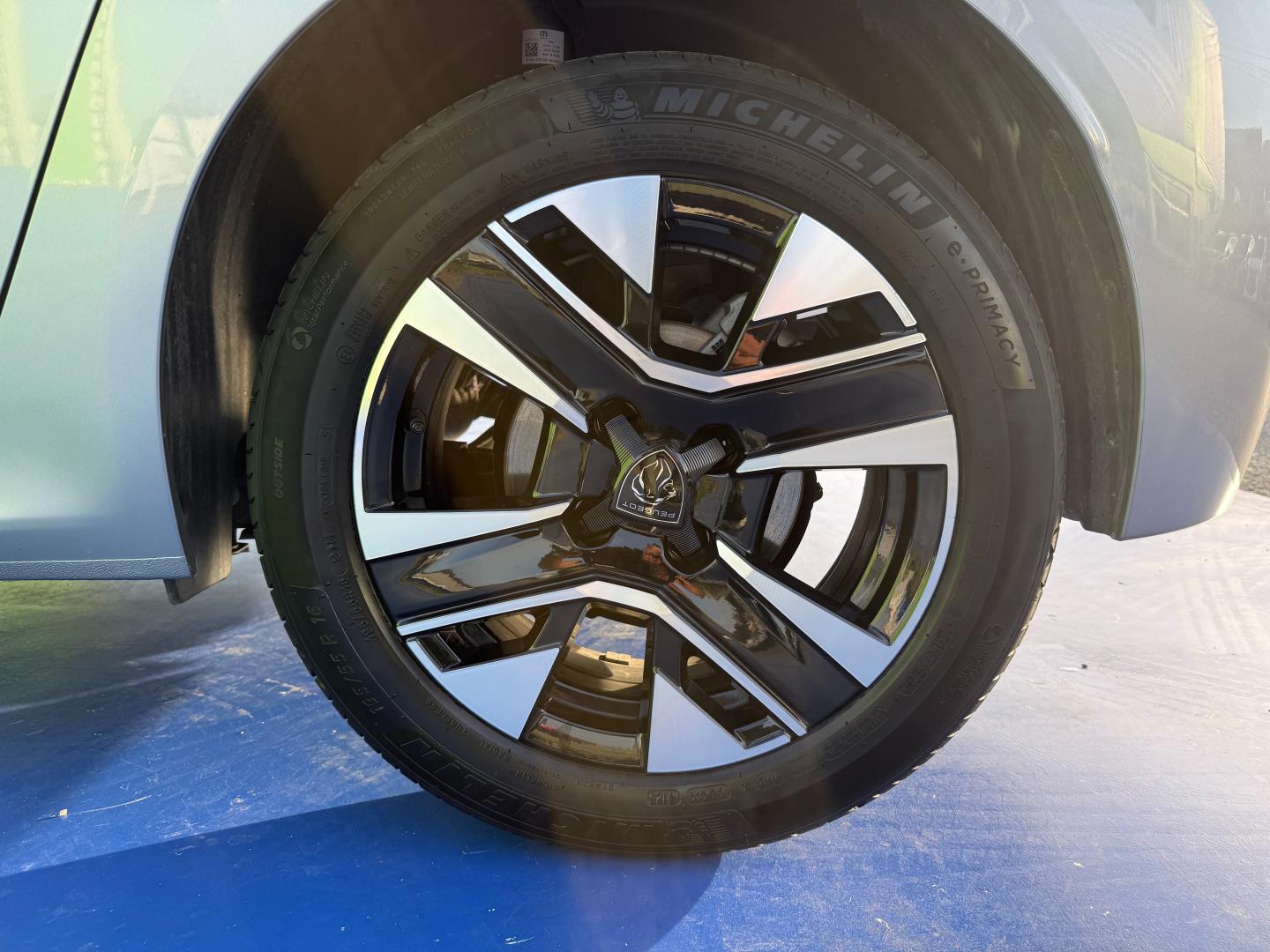 Peugeot 208 1.2 Hybrid 100 Allure 5p e-DCS6