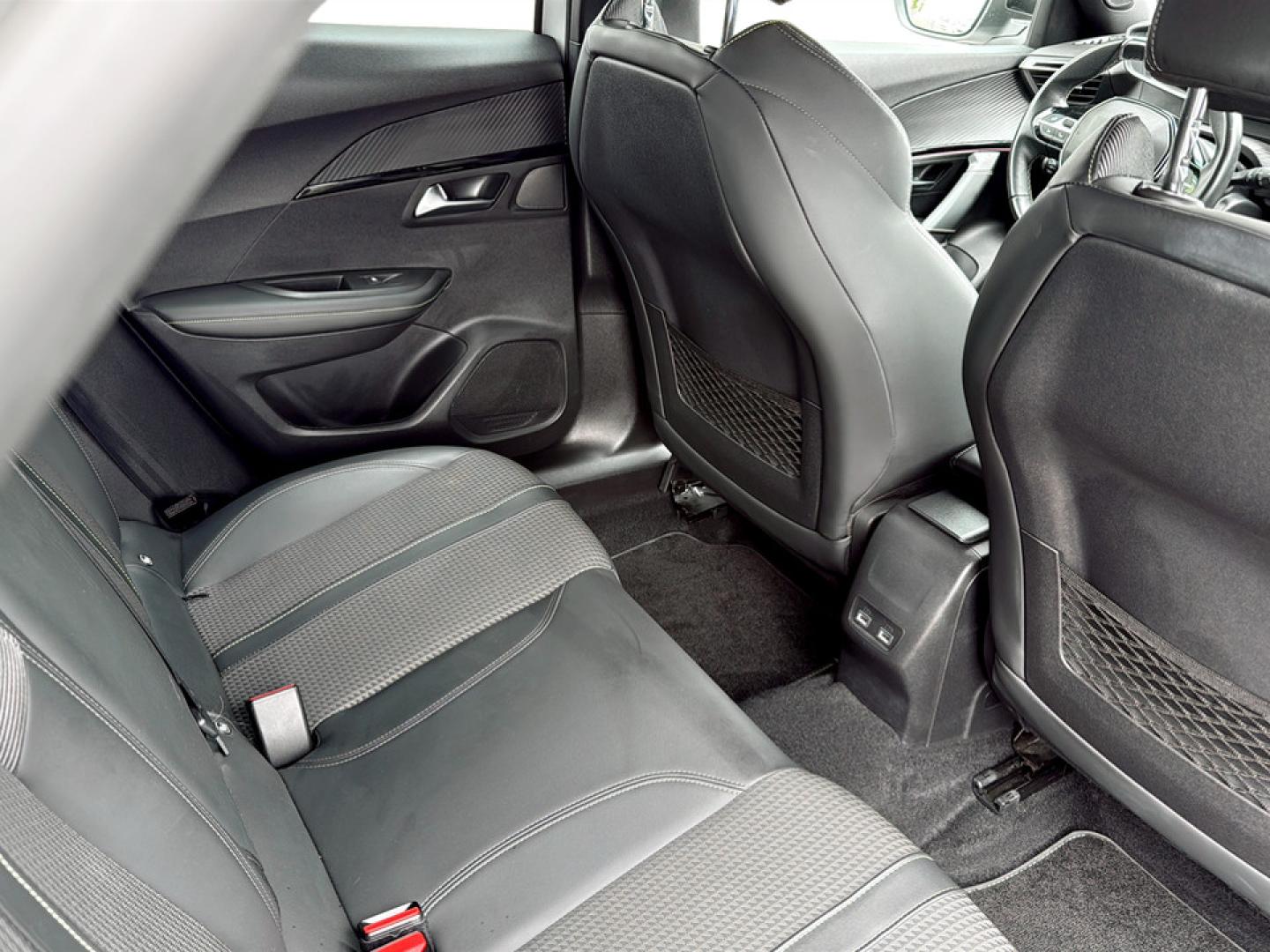 Peugeot e-2008 50kWh 136CV GT e-EAT8