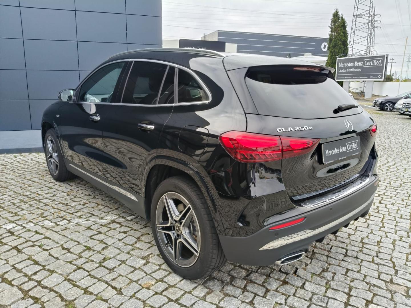 Mercedes-Benz GLA 250 e com tecnologia híbrida EQ