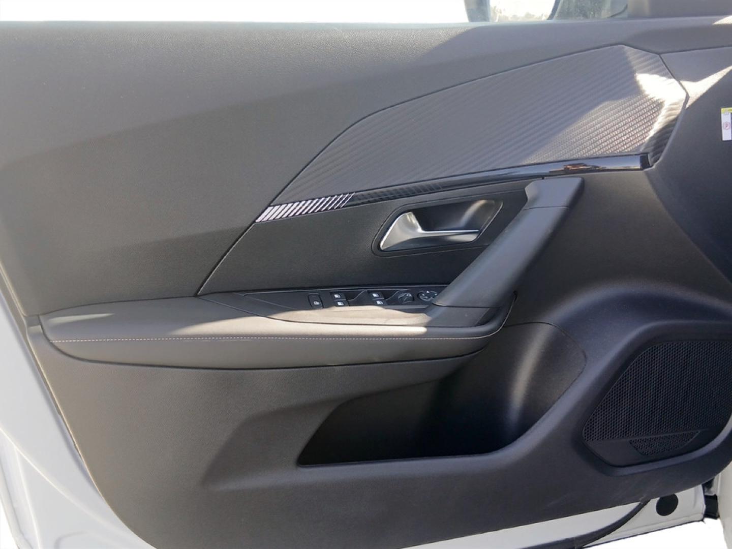 Peugeot e-2008 156 54kWh Allure 5p e-EAT8