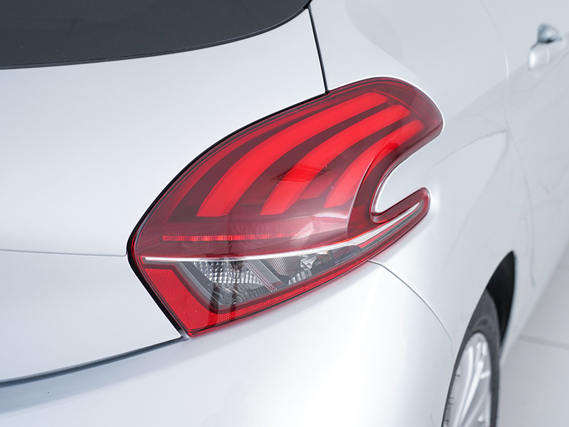 Peugeot 208 5P STYLE 1.2L PureTech 60KW (82CV)