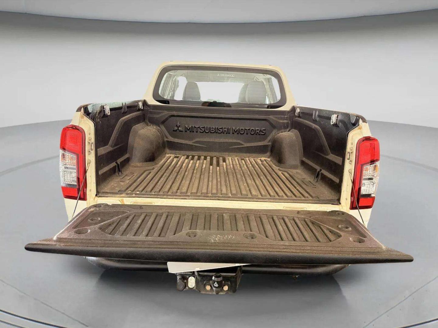 Mitsubishi L200 2.4 DID-D CD Invite Space Cab